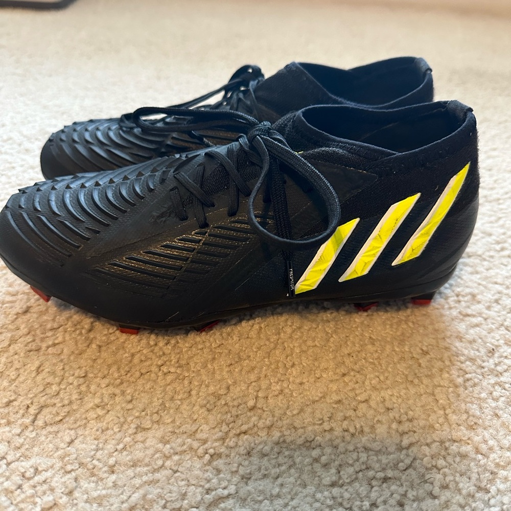 Boys Adidas Predator Soccer Cleats. Size 6